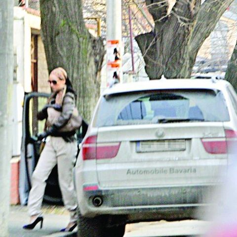 Aşa îşi spală Zâna maşina în faţa casei! 