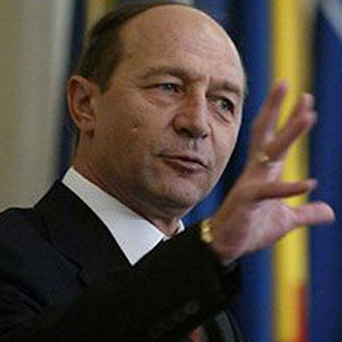 Traian Băsescu: Stigmatul social şi prejudecăţile fac ca etnicii romi să fie priviţi ca cetăţeni de mâna a doua