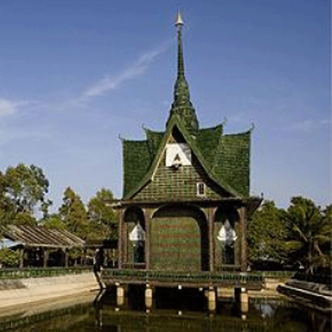 Un templu budist a fost construit din sticle de bere - GALERIE FOTO