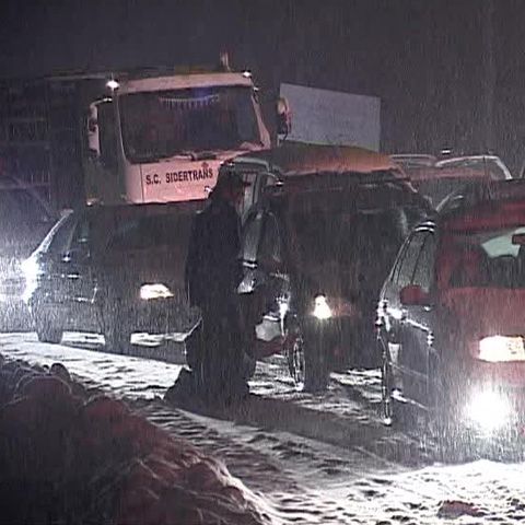 Mai multe tiruri au fost blocate pe drumul dintre Craiova şi Calafat din cauza viscolului