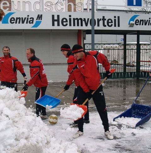 Energie Cottbus vrea să-şi deszăpezească stadionul cu ajutorul suporterilor!