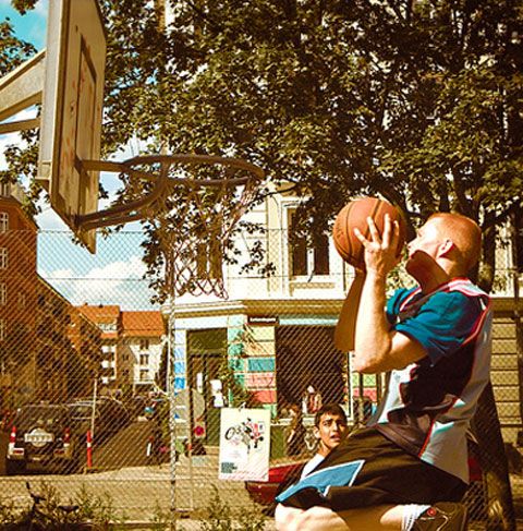 Ministrul Tineretului şi Sporturilor anunţă un proiect de montare a unor coşuri de baschet în oraşe