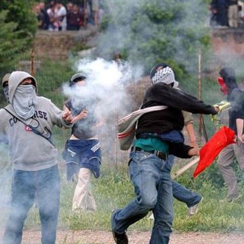 Protest al italienilor în faţa închisorii unde sunt ţinuţi cei doi români acuzaţi de viol