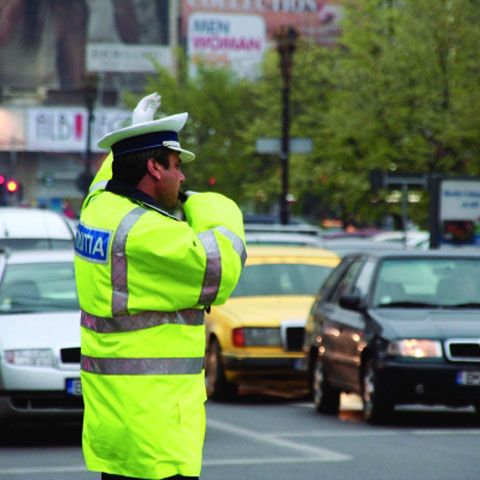 Un şofer din Prahova a lovit cu autoturismul un agent de circulaţie 