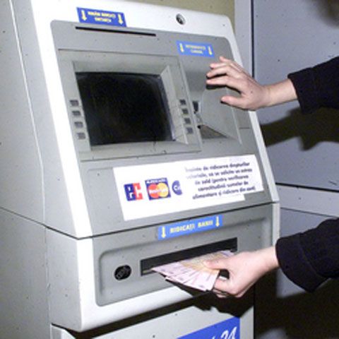 Un bancomat din municipiul Blaj a fost spart, hoţii reuşind să fure circa 55.000 de lei