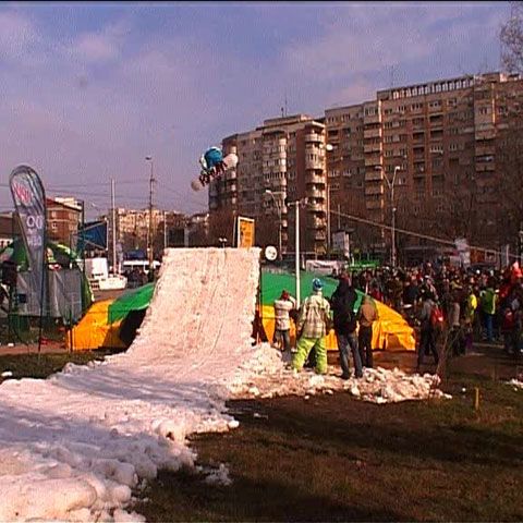 În Parcul Tineretului a fost amenjată o pârtie de schi pentru pasionaţii de sporturi extreme 