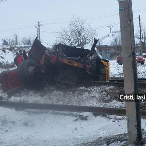 Un tren accelerat a lovit un autotren în judeţul Iaşi