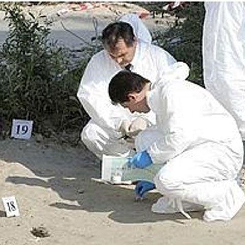 Doi români sunt anchetaţi la Roma, după găsirea unui cadavru ascuns într-o valiză