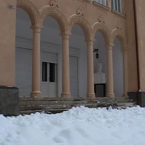 La 80 de kilometri de Cluj, la Ciucea, se află ''mausoleul iubirii'', construit de Octavian Goga şi soprana Veturia