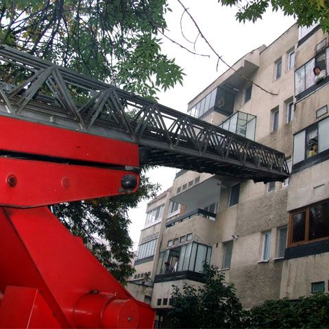 O femeie a sărit, cu doi copii, de la etajul unu al blocului în care locuiau, din cauza unui incendiu