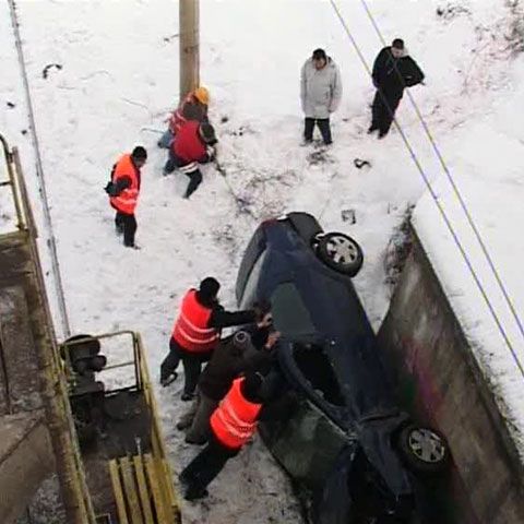 O şoferiţă din Braşov s-a răsturnat cu maşina de pe un pod 