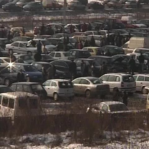 Chiar dacă s-a redus taxa auto, maşinile second-hand tot nu se vând