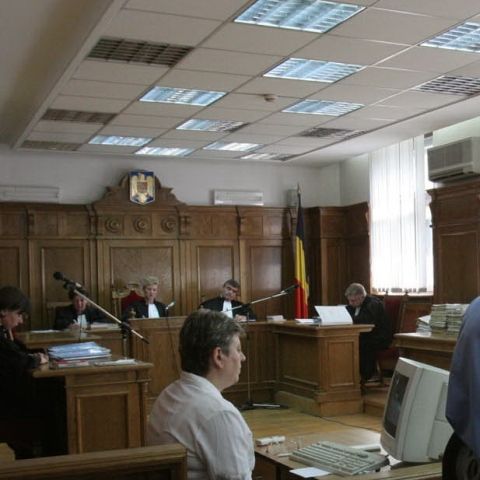 Magistraţii bucureşteni au dispus cercetarea în libertate a celor trei persoane reţinute iniţial pentru bătaia de la mall