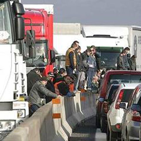 Transportatorii rutieri din Grecia au renunţat la blocarea punctelor de frontieră