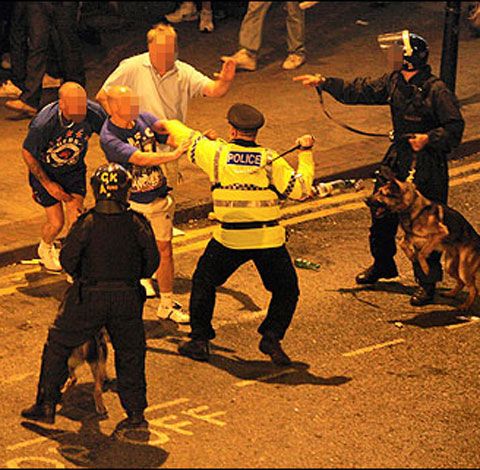 Incredibil! Între fanii lui Rangers care s-au bătut cu poliţia după finala Cupei UEFA s-a aflat şi un ...poliţist - VIDEO