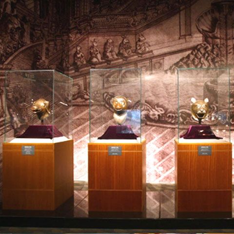 Justiţia a autorizat vânzarea a două statuete de bronz chinezeşti din colecţia Yves Saint Laurent