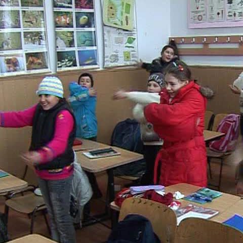 Peste 200 de elevi din Boldu îngheaţă de frig în şcoală, în lipsa centralei termice