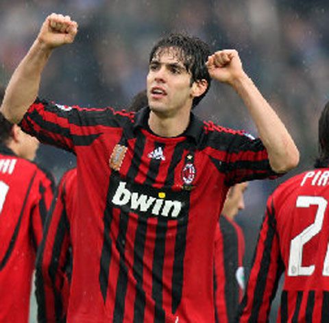 După ce l-au ratat pe Kaka, şeicii de la City vor acum să cumpere acţiuni la AC Milan 