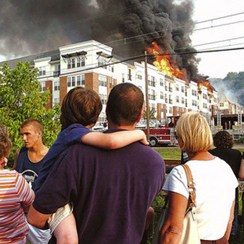 Un om a murit, iar alţi 21 au fost răniţi într-un incendiu izbucnit într-o clădire din Manhattan 