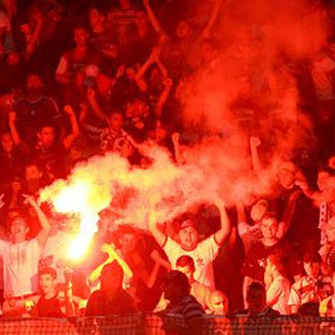 Suporterii au cerut Jandarmeriei să îi lase cu torţe pe stadioane