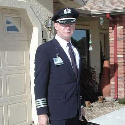 Pilotul-erou a rămas fără jumătate din salariu, din cauza crizei economice