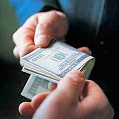 Un şofer a încercat să mituiască un poliţist, dar a fost reclamat la ofiţerii anticorupţie