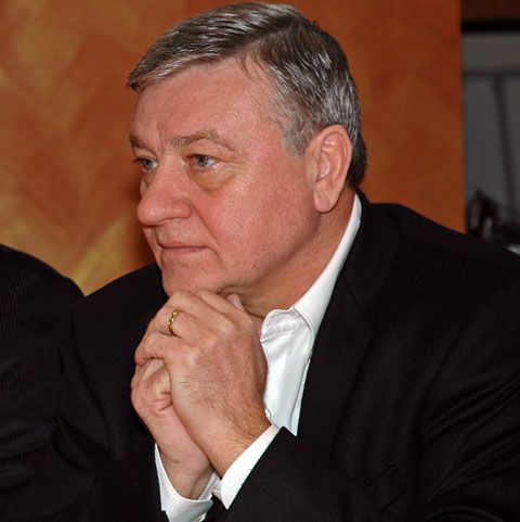 Un impresar ar putea răsturna Federaţia Română de Fotbal!