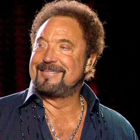 Cântăreţul Tom Jones va juca într-o comedie romantică