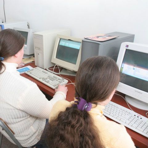 Senatorii nu sunt de acord ca şcolile să dea calculatoare elevilor acasă