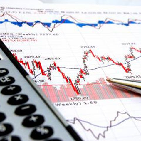 În plină criză de lichidităţi, băncile vânează economiile românilor 