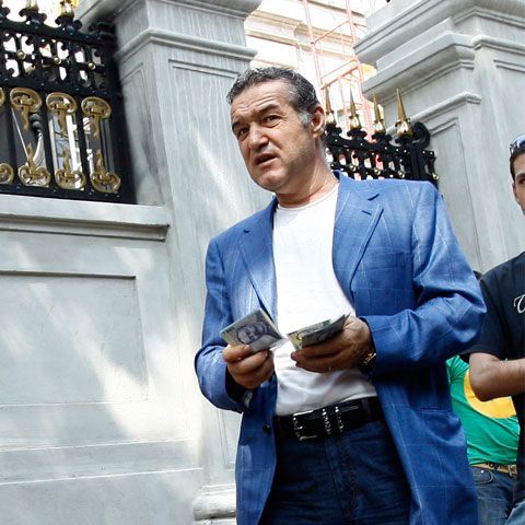 Criză în buzunarele steliştilor! Becali înjumătăţeşte primele