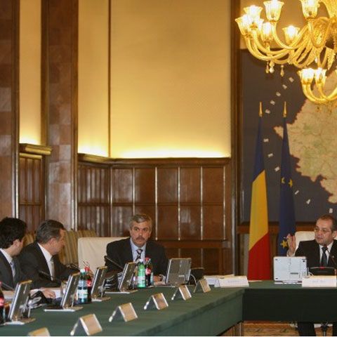 Guvernul amână aplicarea legii privind reţinerea datelor electronice