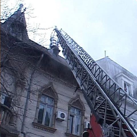 Elevii Liceului George Călinescu au fost evacuaţi în urma unui incendiu