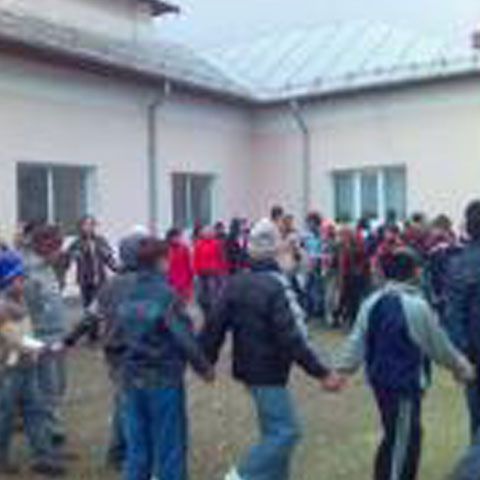 Un elev doljean de clasa I, obligat să întreţină relaţii sexuale cu doi colegi mai mari