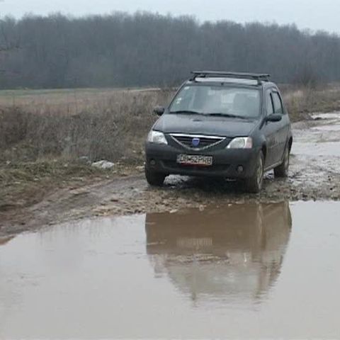 Gropi de jumătate de metru pe DJ 711 C din judeţul Dâmboviţa