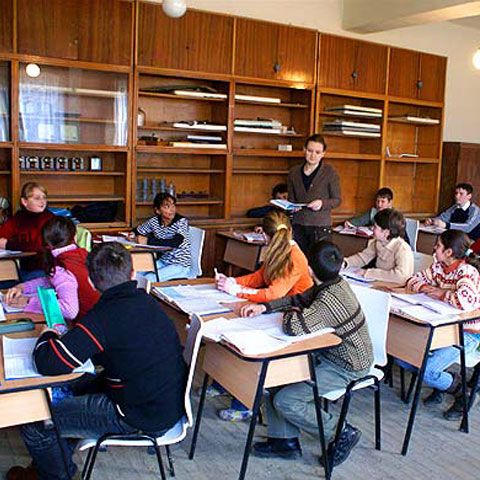 Un elev de 11 ani din Tulcea şi-a ameninţat colegii cu un briceag