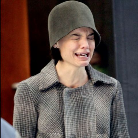 Katie Holmes plânge în hohote pe stradă - VEZI GALERIE FOTO