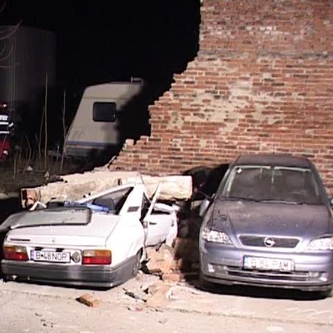 Trei maşini au fost distruse după ce un zid s-a prăbuşit peste ele 