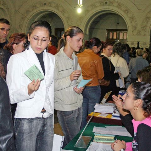 INS: Preţuri mai mari şi şomeri mai mulţi, în perioada februarie-aprilie