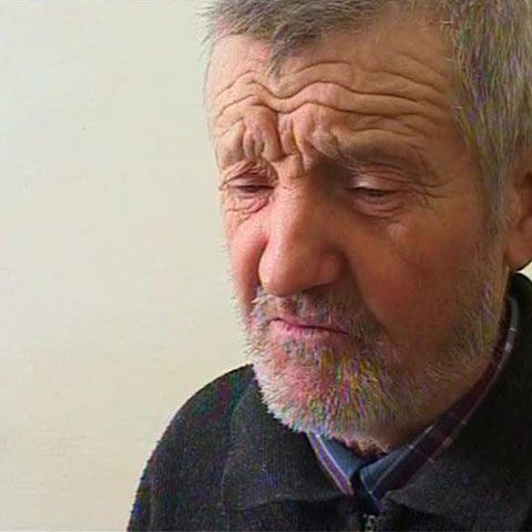 Un bărbat de 80 de ani a ajuns la închisoare pentru că a smuls doi ţăruşi din pământ