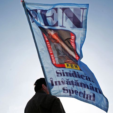 Sindicaliştii din Educaţie ameninţă cu greva generală dacă Emil Boc nu se va întâlni de urgenţă cu ei