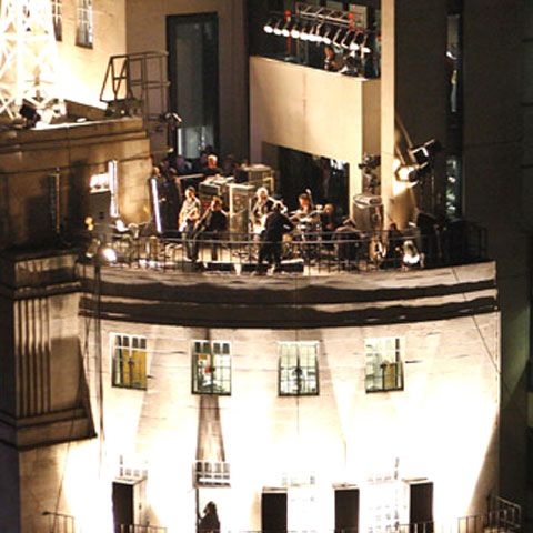 U2 a susţinut un scurt concert surpriză pe acoperişul BBC din Londra