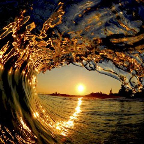 Cele mai spectaculoase imagini surprinse în interiorul valurilor