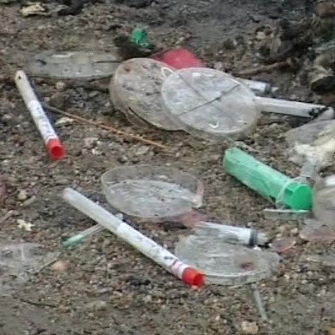 Sute de kilograme de deşeuri medicale periculoase, aruncate lângă Arad