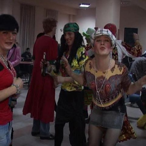 Tinerii din Avrig au petrecut toată noaptea la Carnavalul primăverii 