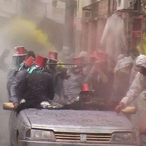 Locuitorii unui orăşel din Grecia se bat cu făină colorată în fiecare an