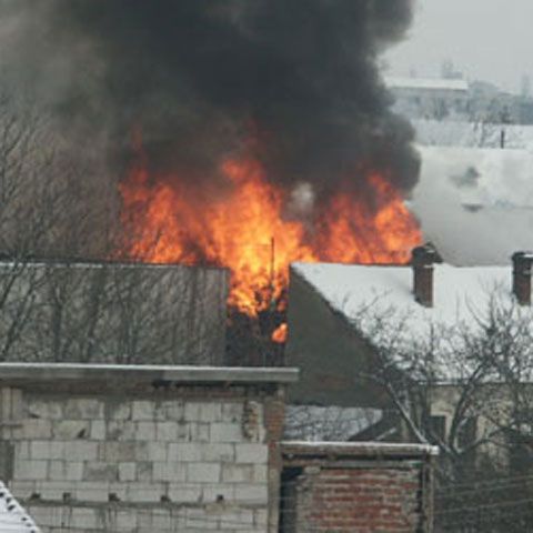 Mai multe barăci de lemn au luat foc în Bucureşti