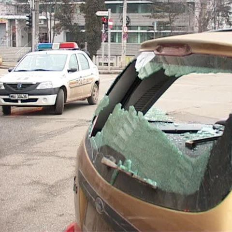 Un taximetrist şi alţi trei bărbaţi s-au bătut într-o intersecţie din Timişoara