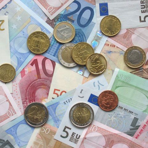 Leul s-a apreciat uşor până la un curs de referinţă de 4,2884 lei/euro