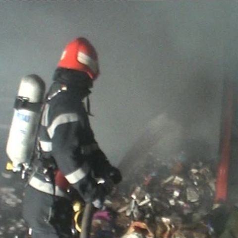 Incendiu la un complex comercial din Bucureşti